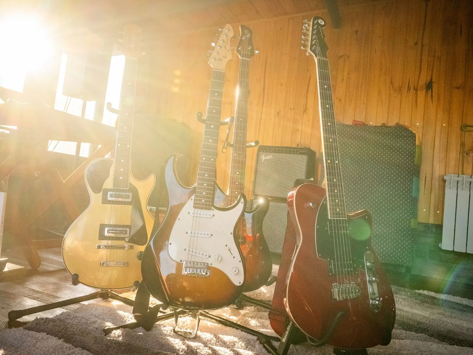 Guitarras eléctricas apoyadas en el estudio con luz solar intensa