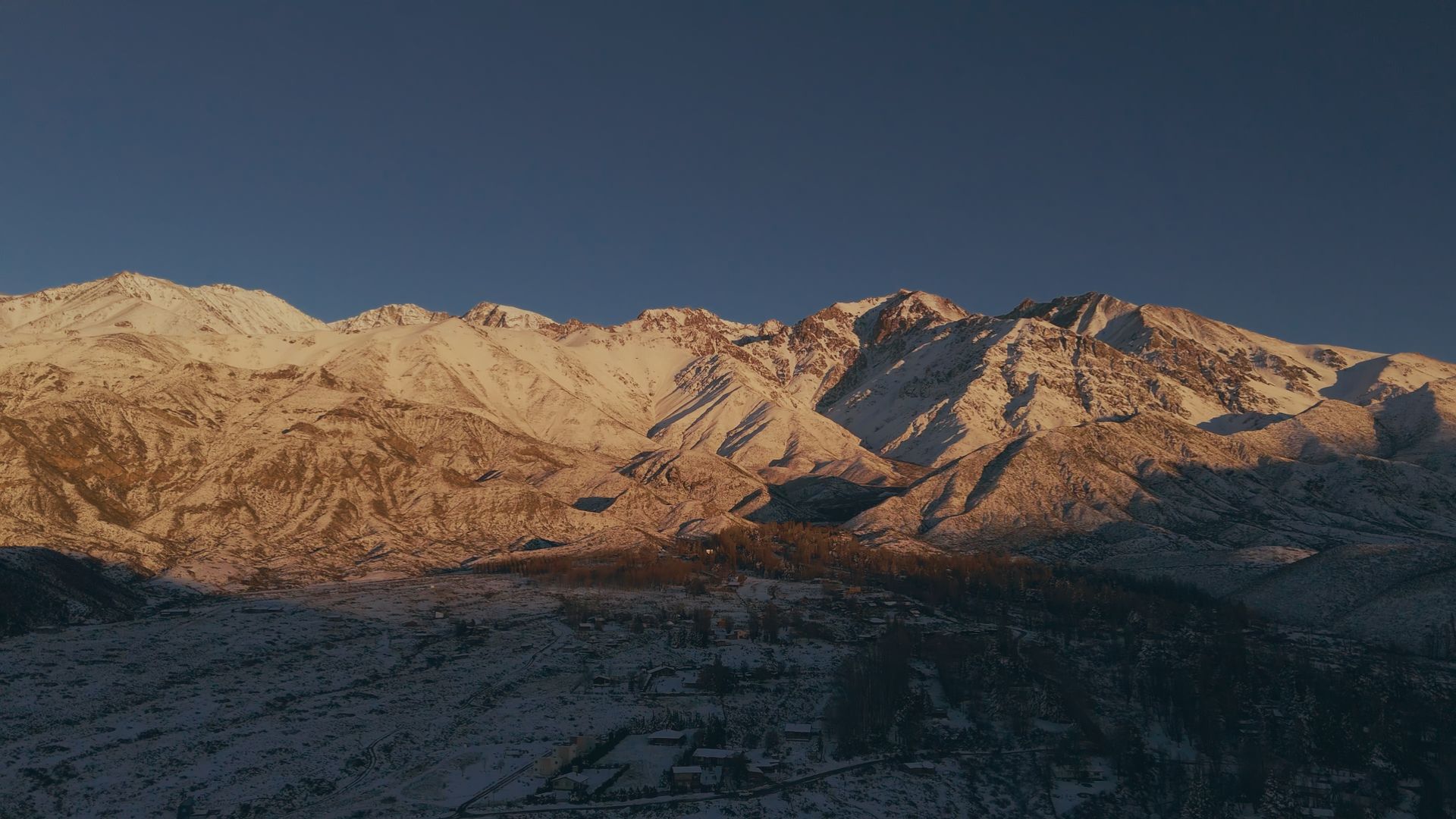 Cordillera de los Andes al atardecer, luz dorada sobre la nieve