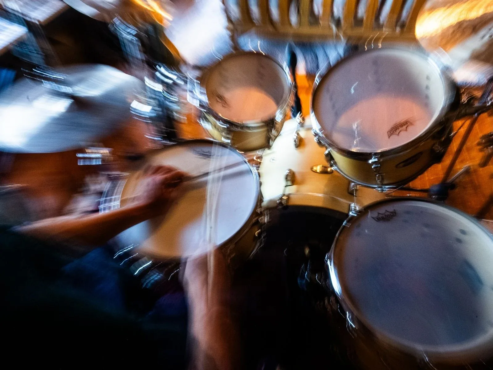 Baterista en acción, fotografía artística con motion blur