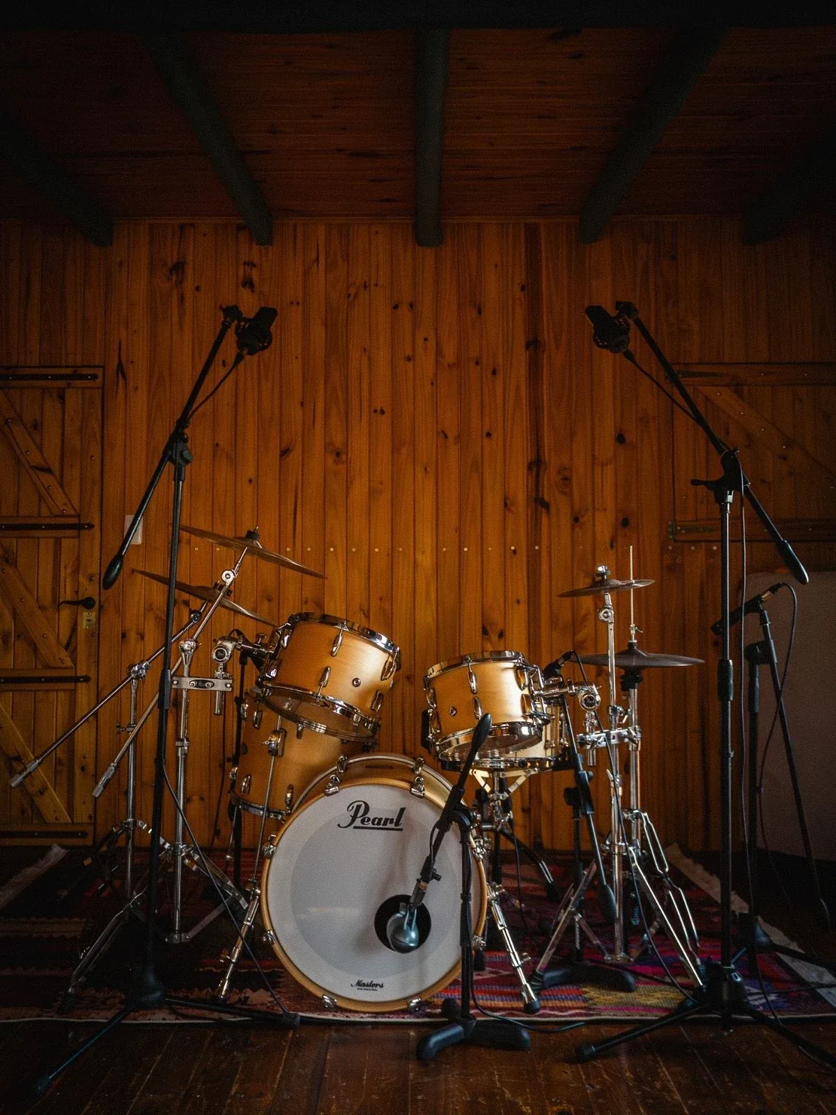 Batería Pearl Masters Maple con micrófonos en el estudio Cauce