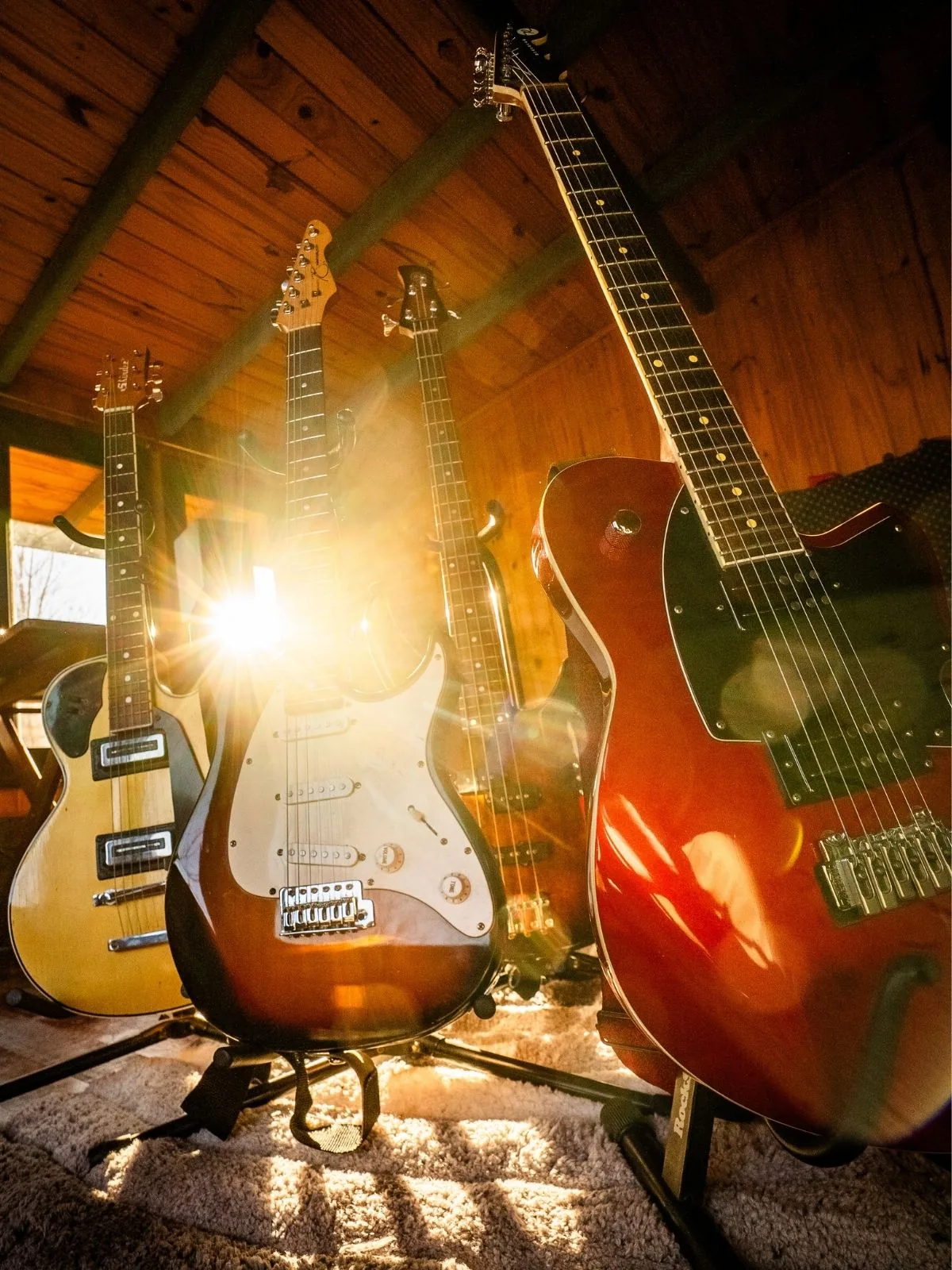 Guitarras eléctricas y bajo apoyados con luz solar rasante